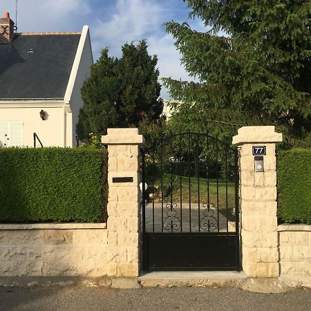 La Tour De Saint Cyr Bed & Breakfast Bagian luar foto