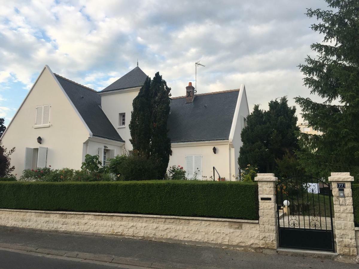 La Tour De Saint Cyr Bed & Breakfast Bagian luar foto